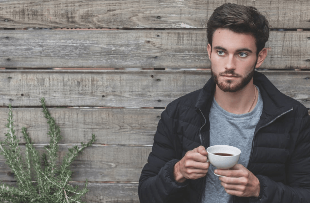 мужчина пьёт чай для профилактики простатита