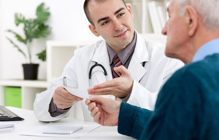 врач назначает препараты от простатита